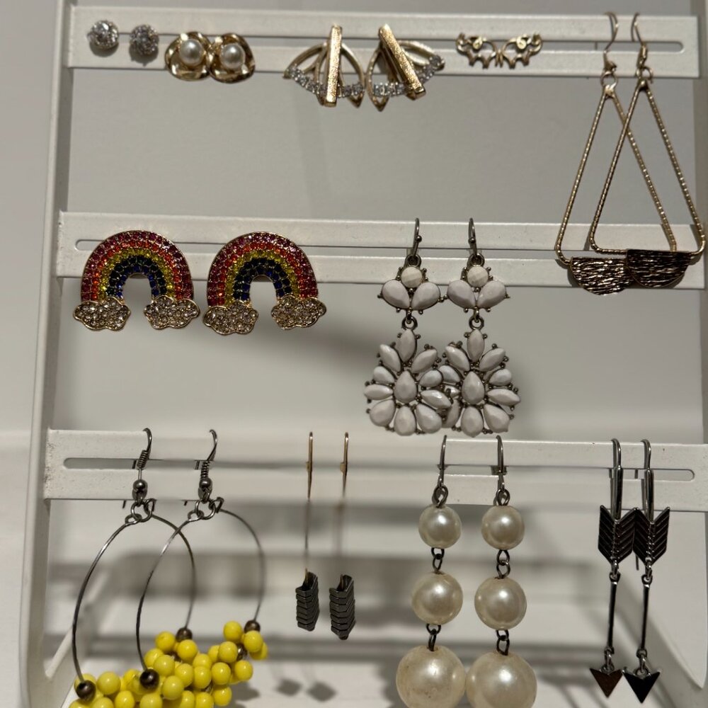 Lot of 11 pairs of SUPER Cute earrings - Picture 4 of 6